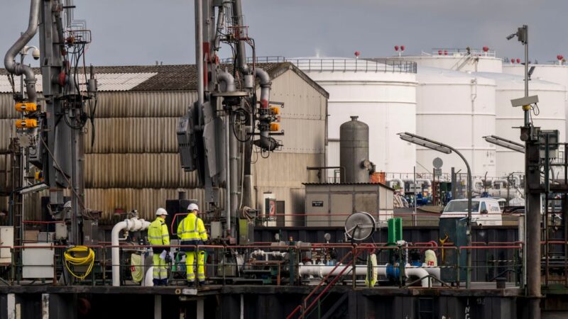 Maskva didina spaudimą dėl naftos tiekimo: Vokietijai gresia ne tik kainų, bet ir politinė krizė