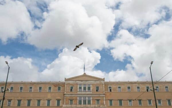 Abejotinas diplomas virto skandalu: Graikijoje priverstas trauktis žemės ūkio viceministras