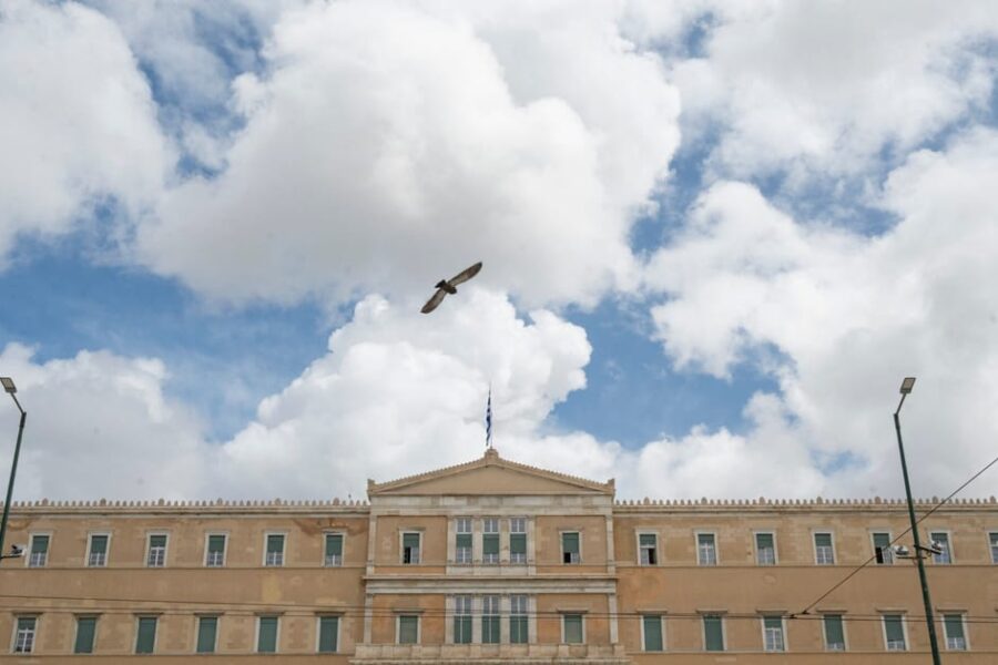 Abejotinas diplomas virto skandalu: Graikijoje priverstas trauktis žemės ūkio viceministras