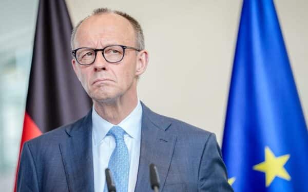 F. Merzas šaukia Nacionalinio saugumo tarybą: Vokietijoje trinka aviacijos kuro tiekimas