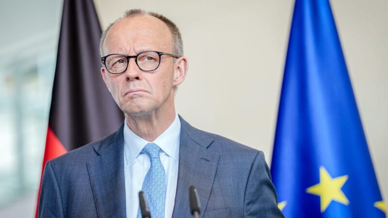 F. Merzas šaukia Nacionalinio saugumo tarybą: Vokietijoje trinka aviacijos kuro tiekimas