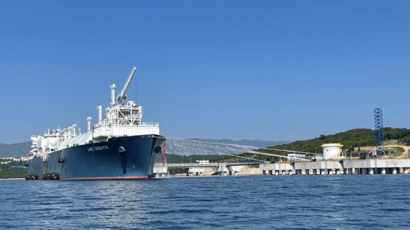 ACER įspėja: brangstantys SGD kroviniai smogs Vidurio Europai, pildyti dujų saugyklas bus sunkiau