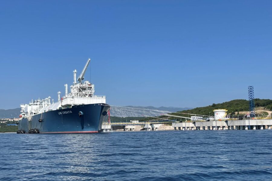 ACER įspėja: brangstantys SGD kroviniai smogs Vidurio Europai, pildyti dujų saugyklas bus sunkiau