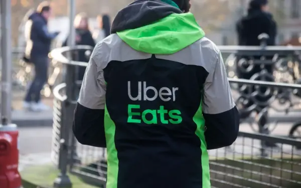 „Uber Eats“ siūlo grąžinimus iš sofos: kurjeris paims prekę, pinigus grąžins iškart
