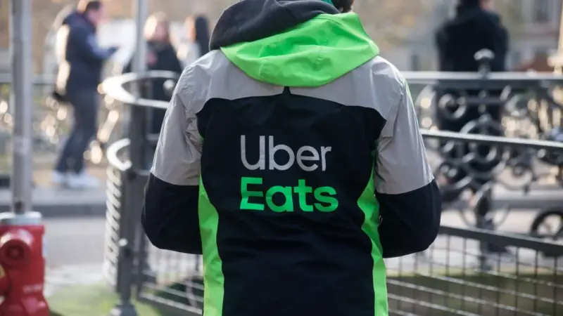 „Uber Eats“ siūlo grąžinimus iš sofos: kurjeris paims prekę, pinigus grąžins iškart