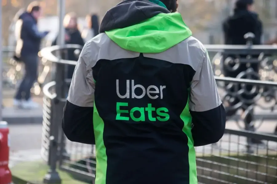„Uber Eats“ siūlo grąžinimus iš sofos: kurjeris paims prekę, pinigus grąžins iškart