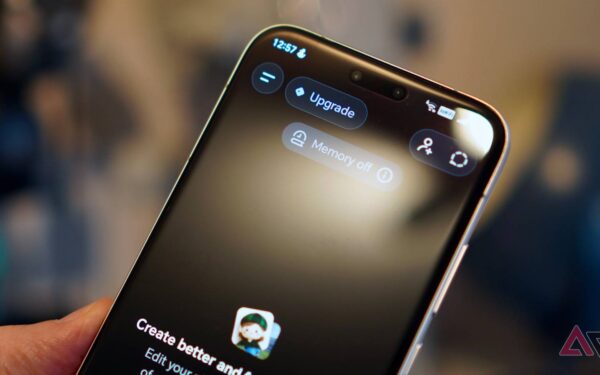 „OpenAI“ kuria DI telefoną: kalbama apie nuosavą lustą ir startą 2028 metais