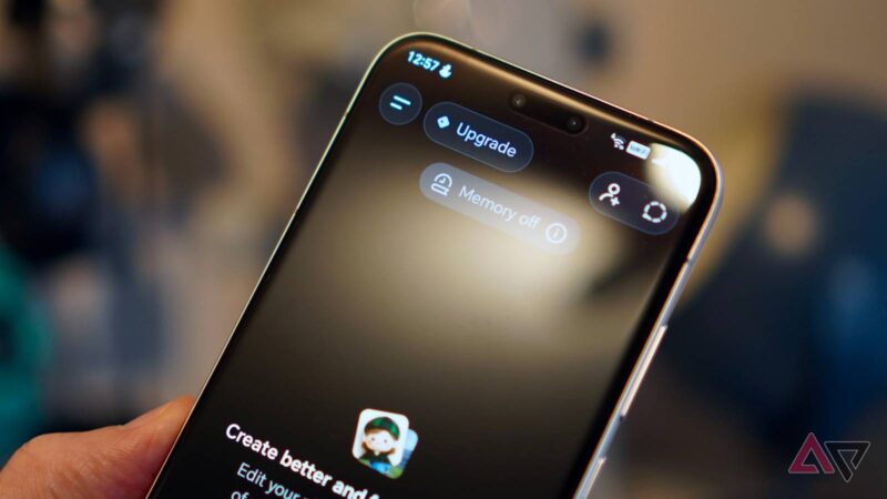 „OpenAI“ kuria DI telefoną: kalbama apie nuosavą lustą ir startą 2028 metais