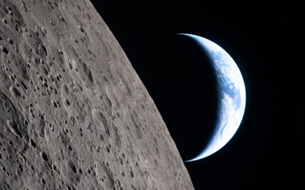 Istorinis NASA skrydis: astronautai fiksavo meteoritų smūgius į Mėnulį