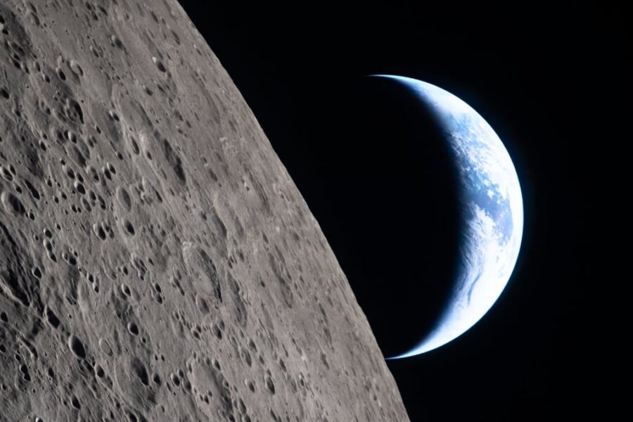 Istorinis NASA skrydis: astronautai fiksavo meteoritų smūgius į Mėnulį