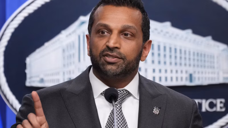 FBI vadovas teisme siekia 213 mln. Eur – neigia šmeižtą dėl alkoholio vartojimo