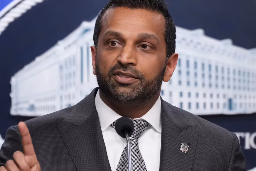 FBI vadovas teisme siekia 213 mln. Eur – neigia šmeižtą dėl alkoholio vartojimo