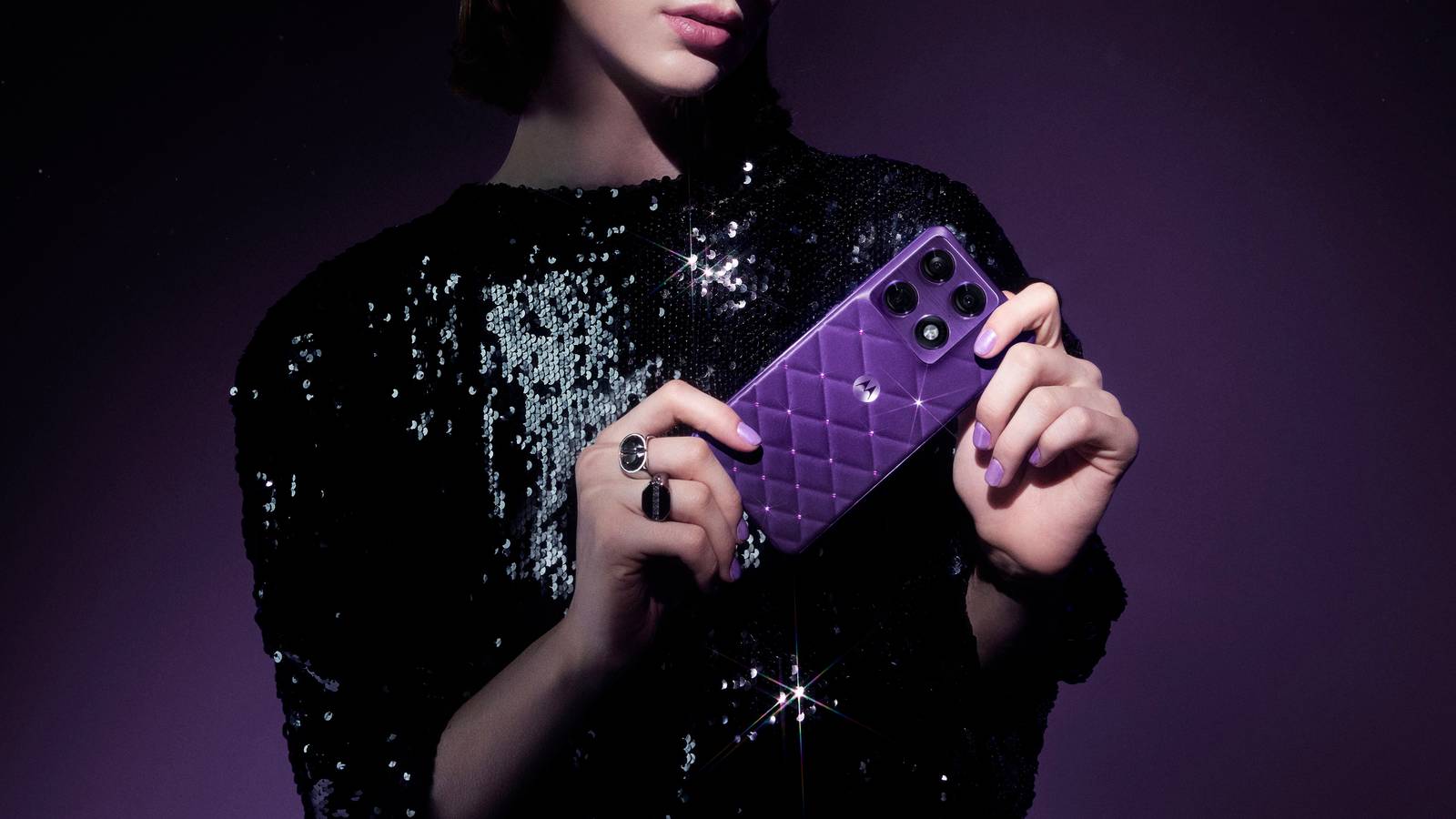 „Motorola“ telefonai pasipuošė „Swarovski“ kristalais – ar prasideda nauja prabangos elektronikos era?