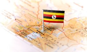 Ugandos vėliava ir žemėlapis. Canva nuotr.