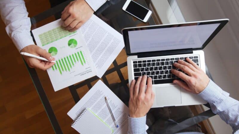 Šios profesijos nyksta akyse: ekspertai įspėja, kas uždirbs daugiau, o kas liks už borto