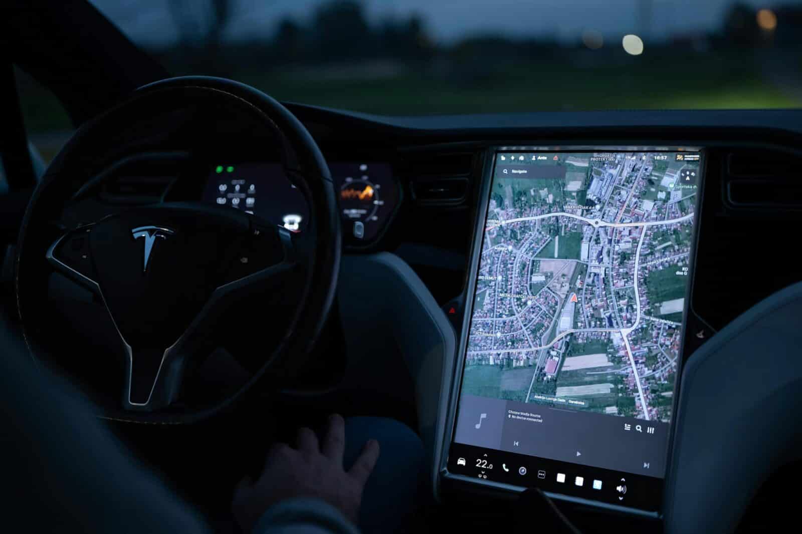 „Tesla“ automobiliuose įdiegtas „Grok AI“ – ekspertai įspėja apie naują saugumo riziką