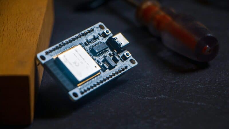 Milijardai plūsta į DI lustų rinką, startuoliai meta iššūkį „Nvidia“ dominavimui