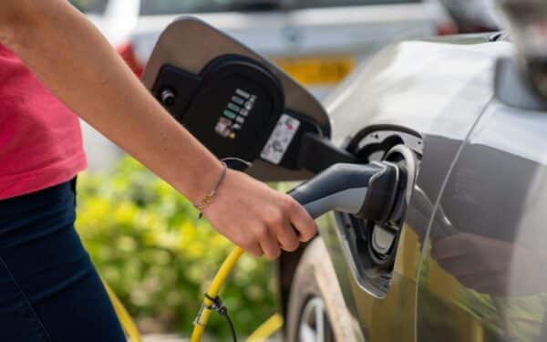 Energetinė krizė sujudino elektromobilių rinką: metai prasidėjo SEB banko lizingo sutarčių rekordu