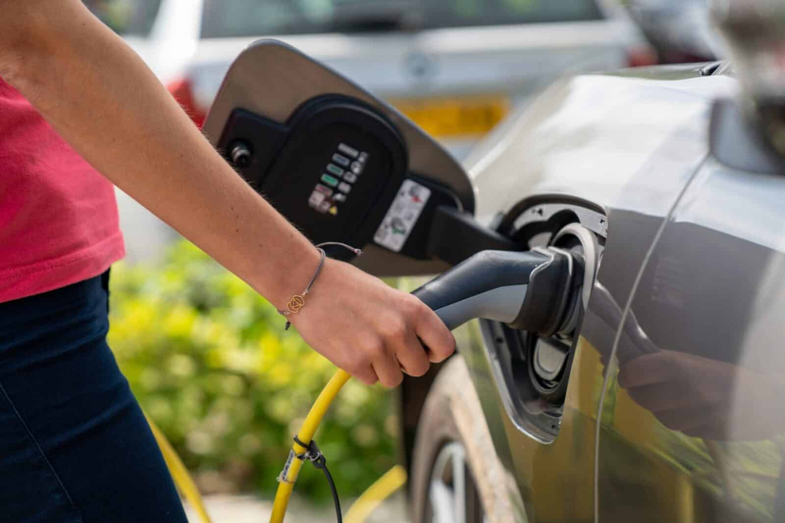 Elektromobiliai pigesni nei atrodo, tačiau sprendimą stabdo ne tik pinigai