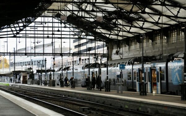 Geležinkelių revoliucija Lenkijoje: „Alstom“ stoja į kovą dėl svarbiausio kontrakto ir projektuoja 42 traukinius