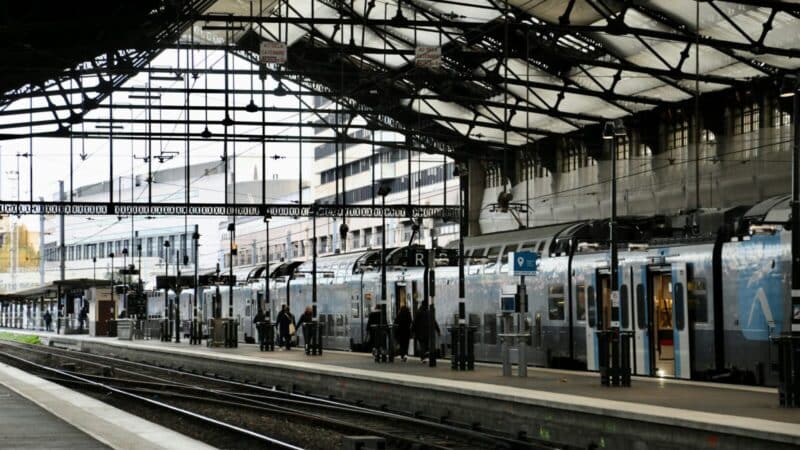 Geležinkelių revoliucija Lenkijoje: „Alstom“ stoja į kovą dėl svarbiausio kontrakto ir projektuoja 42 traukinius