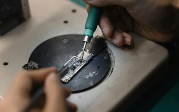 Teisė taisyti pačiam: ar nauji JAV įstatymai privers „Apple“ ir „Samsung“ galutinai atsisakyti remonto ribojimų?