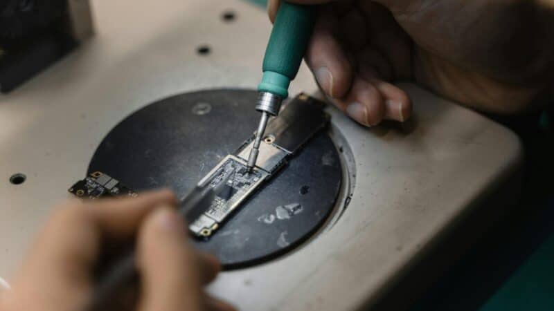 Teisė taisyti pačiam: ar nauji JAV įstatymai privers „Apple“ ir „Samsung“ galutinai atsisakyti remonto ribojimų?