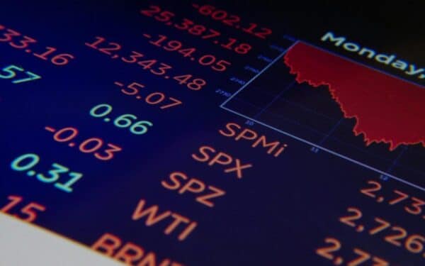 „S&P 500″ pirmą kartą užsidarė virš 7 100 punktų – „Nasdaq” augo 13 sesijų iš eilės