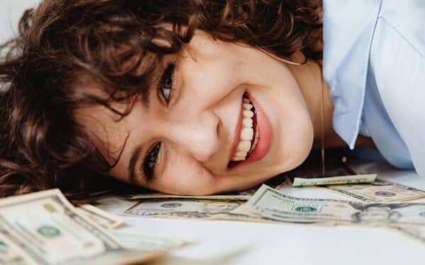 Kada pinigai tampa svarbiausi? Tyrimai atskleidžia ribą, kurios daugelis nepastebi