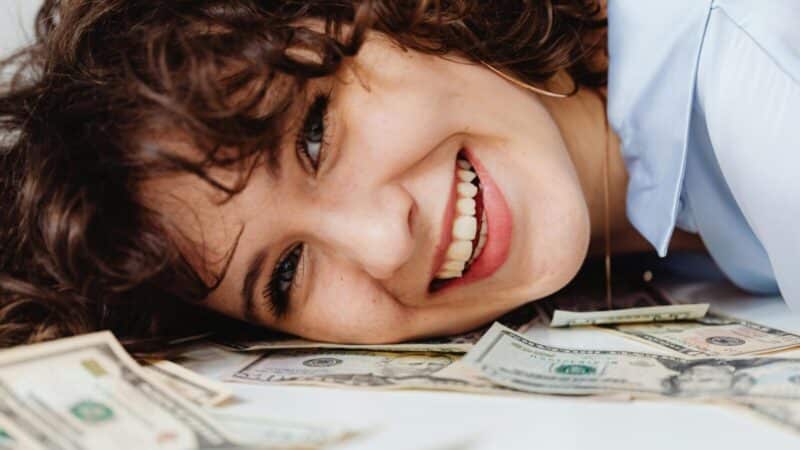 Kada pinigai tampa svarbiausi? Tyrimai atskleidžia ribą, kurios daugelis nepastebi