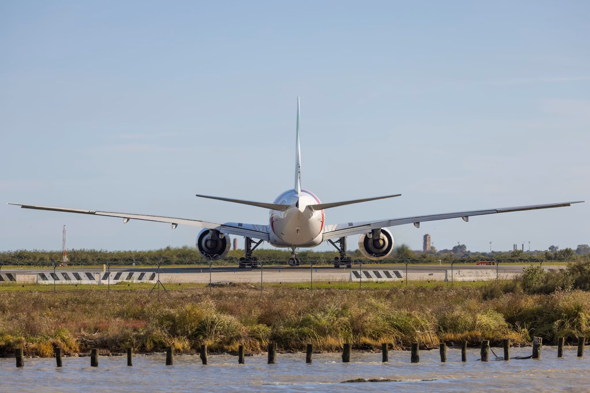 Italijos oro uostus smaugia degalų badas: lėktuvai priversti kuro atsargas vežtis su savimi