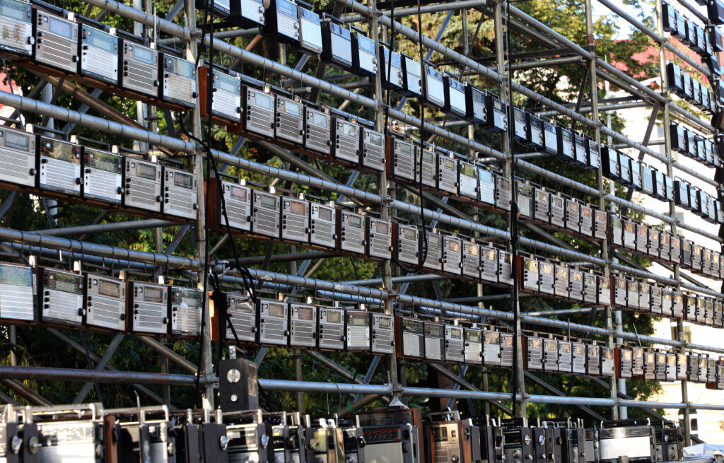 Katedros aikštėje kuriama radijo imtuvų instaliacija. Dainiaus Labučio (ELTA) nuotr.