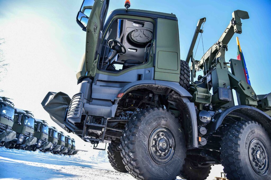 Lietuvos kariuomenei perduota 15 specialiosios paskirties AROCS sunkvežimių. Št. srž. Vilmos Lisauskaitės (Lietuvos kariuomenė) nuotr.