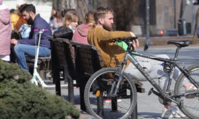 Sostinės gyventojai mėgaujasi pavasarine šiluma. Dainiaus Labučio (ELTA) nuotr.