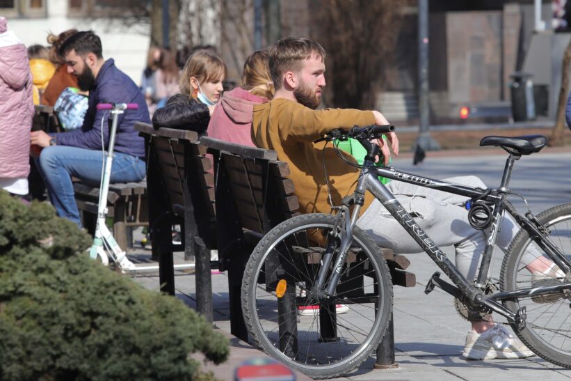 Sostinės gyventojai mėgaujasi pavasarine šiluma. Dainiaus Labučio (ELTA) nuotr.