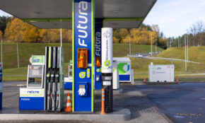 „Neste“ degalinėse esančiose „Easy Fill“ kolonėlėse jau prekiaujama žieminiu automobilių stiklų plovikliu. „Neste“ nuotr.