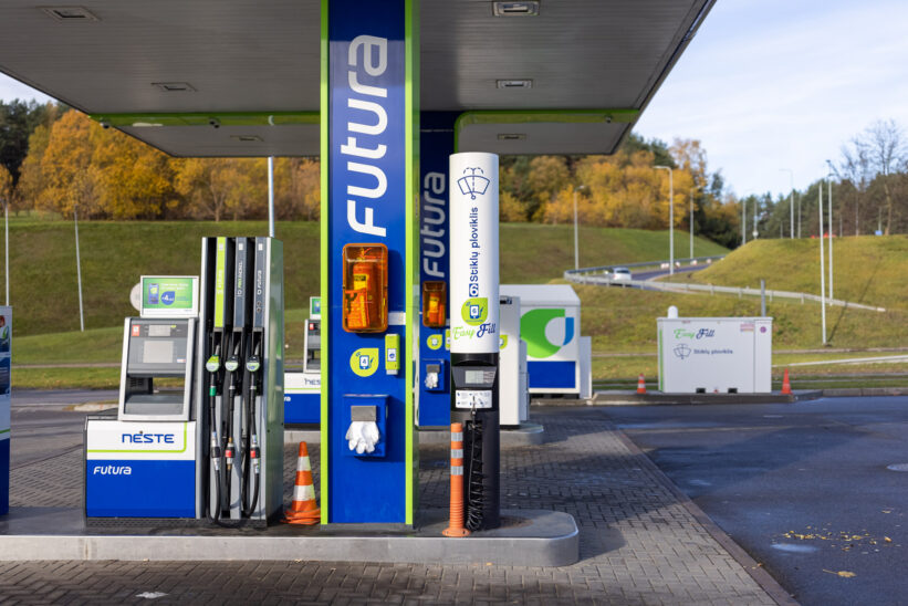 „Neste“ degalinėse esančiose „Easy Fill“ kolonėlėse jau prekiaujama žieminiu automobilių stiklų plovikliu. „Neste“ nuotr.