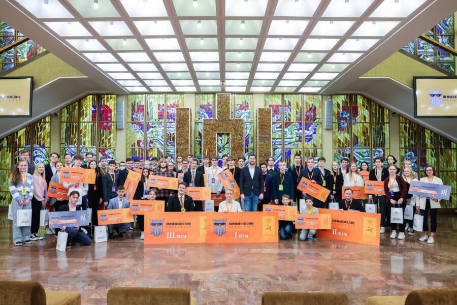 Apdovanoti Demokratijos žinių konkurso nugalėtojai. Seimo kanceliarijos nuotr.