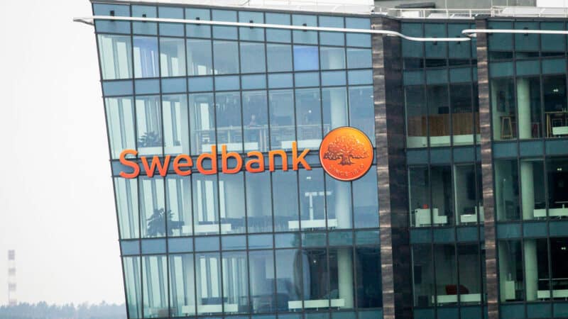 Teismo sprendimas sukėlė klausimų: dėl sukčiavimo nuteista „Swedbank“ vadovė galiausiai išteisinta
