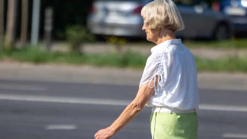 Seime – jautrus klausimas: ar vaikai galės atsisakyti išlaikyti savo tėvus?