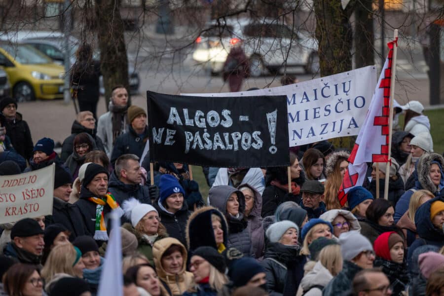 Streikuojančių mokytojų mitingas prie Seimo. ELTA / Julius Kalinskas nuotr.