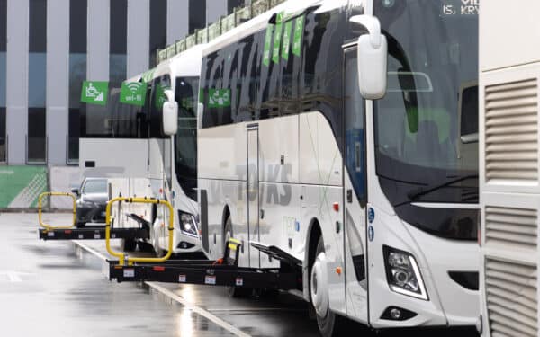 Traukinių kelionių sėkmė skatina diskusiją: ar nuolaidos bus taikomos ir autobusams?