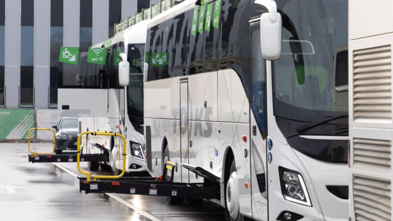 Traukinių kelionių sėkmė skatina diskusiją: ar nuolaidos bus taikomos ir autobusams?