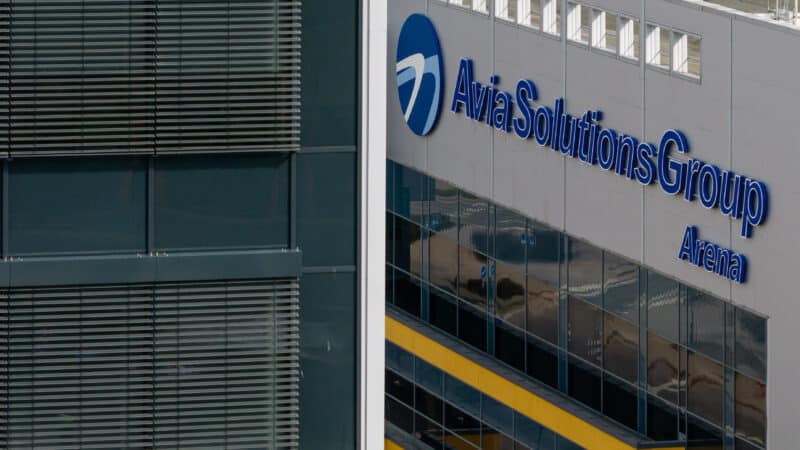 „Avia Solutions Group“ įmonė mažina veiklos apimtis: grąžins 15 lėktuvų ir atleis per 100 darbuotojų