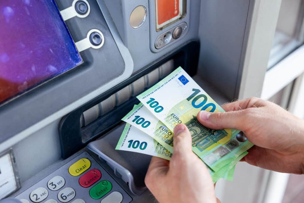 Swedbank" bankomatas. ELTA / Andrius Ufartas