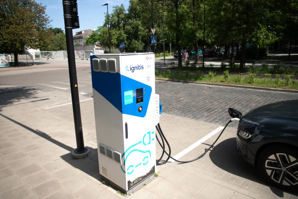 "Ignitis" elektromobilių įkrovimo stotelės. ELTA / Emilija Jaksibogaitė