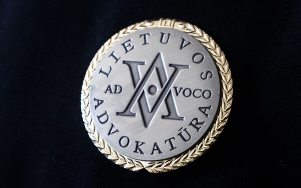 Skandalas teismuose: nemokumo administratorius ir advokatė kaltinami paėmę 25 tūkst. eurų kyšį