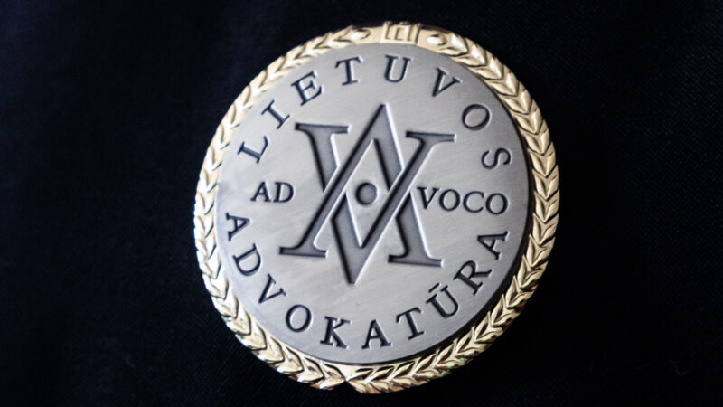 Skandalas teismuose: nemokumo administratorius ir advokatė kaltinami paėmę 25 tūkst. eurų kyšį