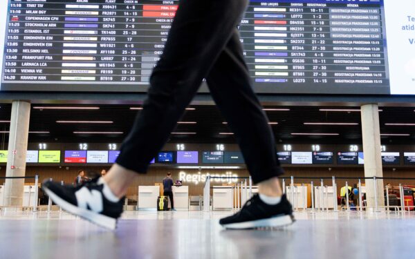 Nemaloni žinia keliautojams: dėl kuro kainų šuolio gali tekti primokėti už skrydžius