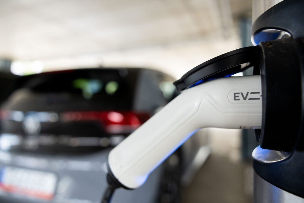 Elektromobilio įkrovimas. ELTA / Žygimantas Gedvila